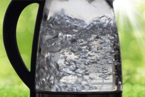 Acqua bollente formicaio rimedio naturale Versare acqua bollente su un formicaio nel prato come rimedio naturale contro le formiche