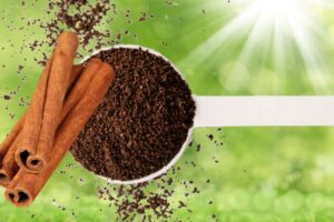 Cannella fondi caffè formiche rimedio naturale Fondi di caffè e cannella distribuiti su un prato per tenere lontane le formiche in modo naturale