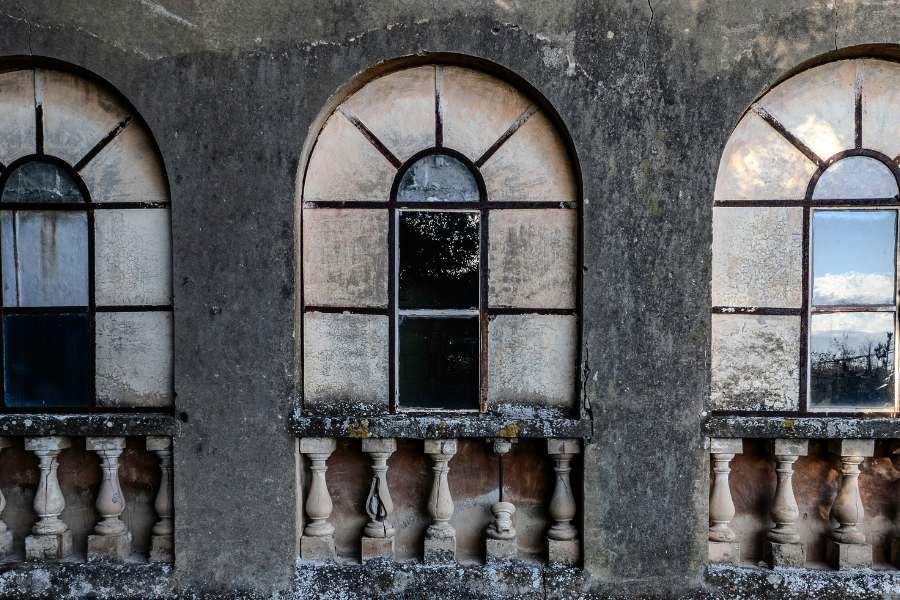 Finestre ad arco dell’Antico Casale – Foto di Rossana Cintoli Primo piano delle tre finestre ad arco dell’Antico Casale con dettagli in ferro