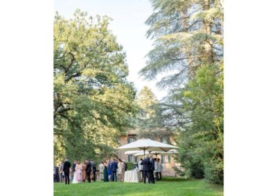 Il giardino dell’Antico Casale con siepi perfettamente curate e alberi maestosi