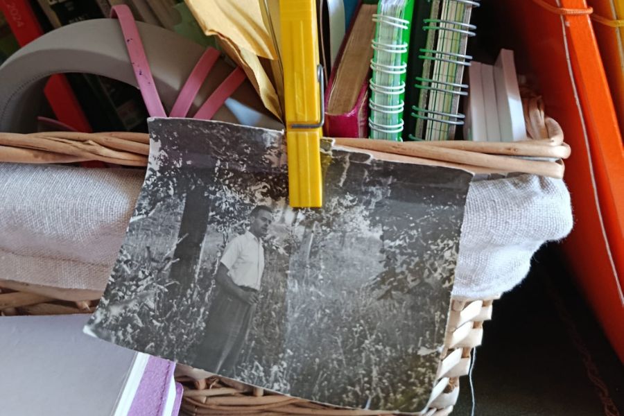 Fotografia storica di Pier Luigi Nicolini affiancata a strumenti di lavoro contemporanei, simbolo della continuità tra generazioni.
