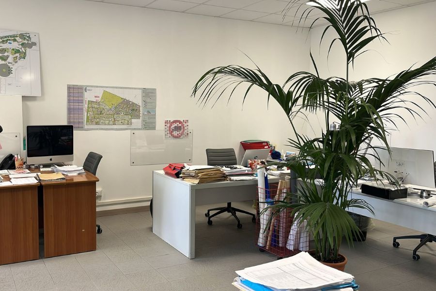 Ufficio operativo di Linea Verde Nicolini con postazioni di lavoro, documentazione tecnica e una pianta d'interno.