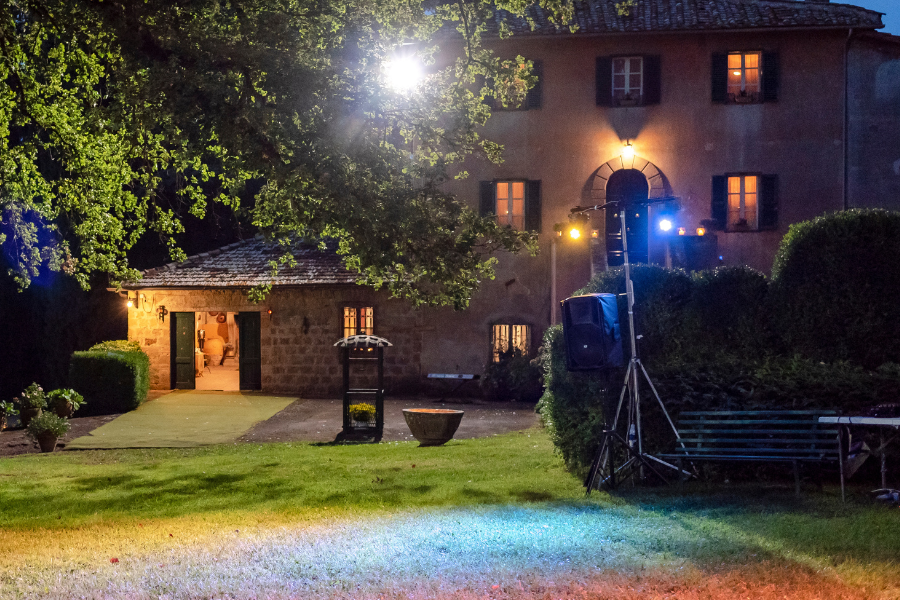 ingresso de la trinità in una sera d'estate nella tuscia
