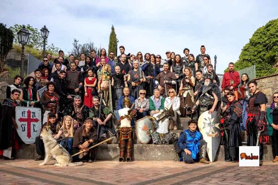 grande gruppo di partecipanti in costume riunito durante phobos comics & games a capranica