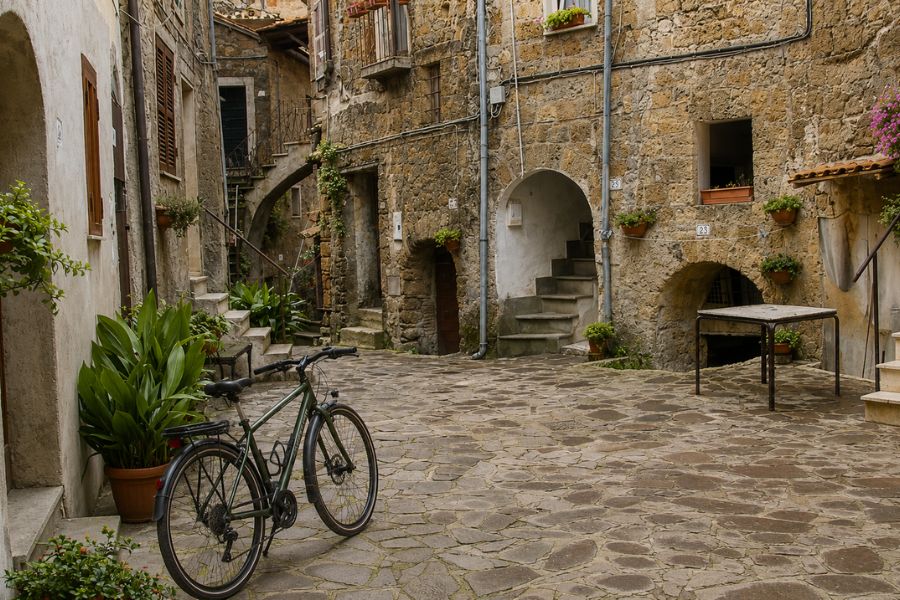 bicicletta in uno scorcio del borgo di bassano romano, elaborazione ai