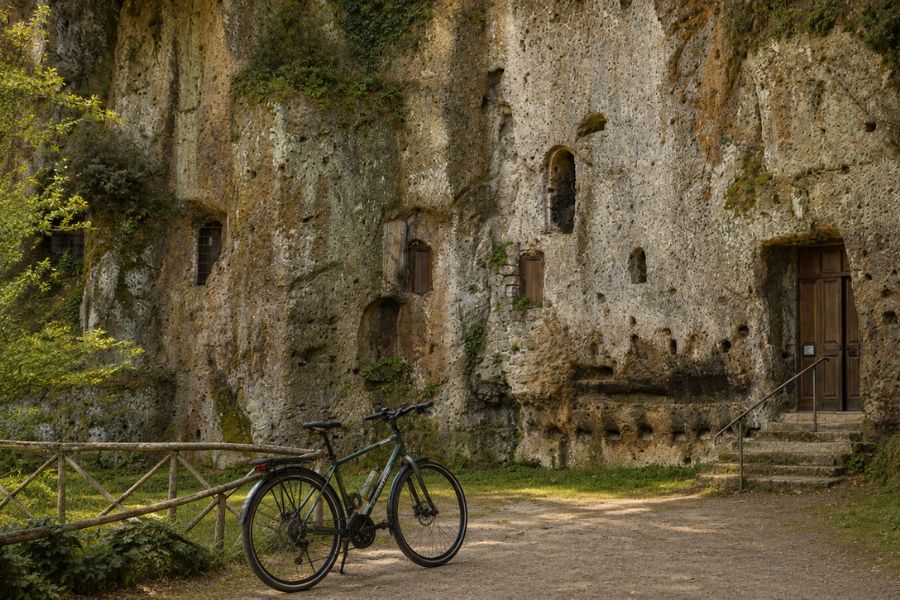 bicicletta davanti alla parete rupestre di sutri elaborazione ai
