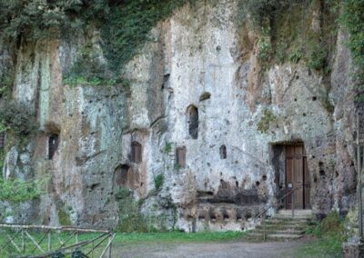 parete rupestre e percorso nel paesaggio storico di sutri nella tuscia