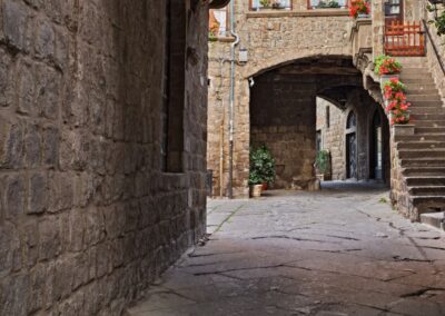 scorcio del centro storico di viterbo lungo un percorso nella tuscia