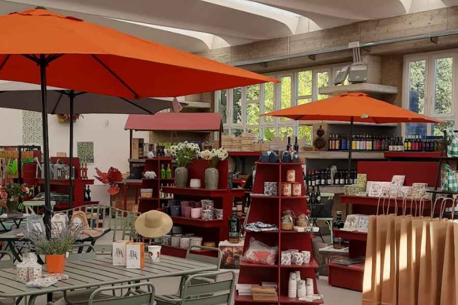 ombrelloni colorati e spazio shop del centro di giardinaggio della trinità a capranica