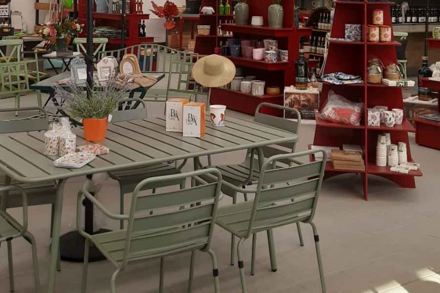 tavolo e sedie da esterno con idee regalo nello shop del garden la trinità