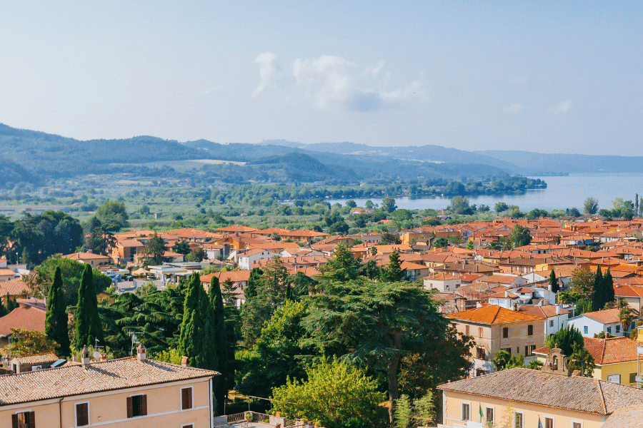 veduta panoramica dell’abitato affacciato sul lago di bolsena nella tuscia