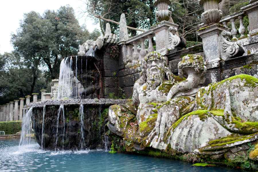 fontana di villa lante con cascate su due livelli, sculture in pietra e una vasca, sotto una balaustra