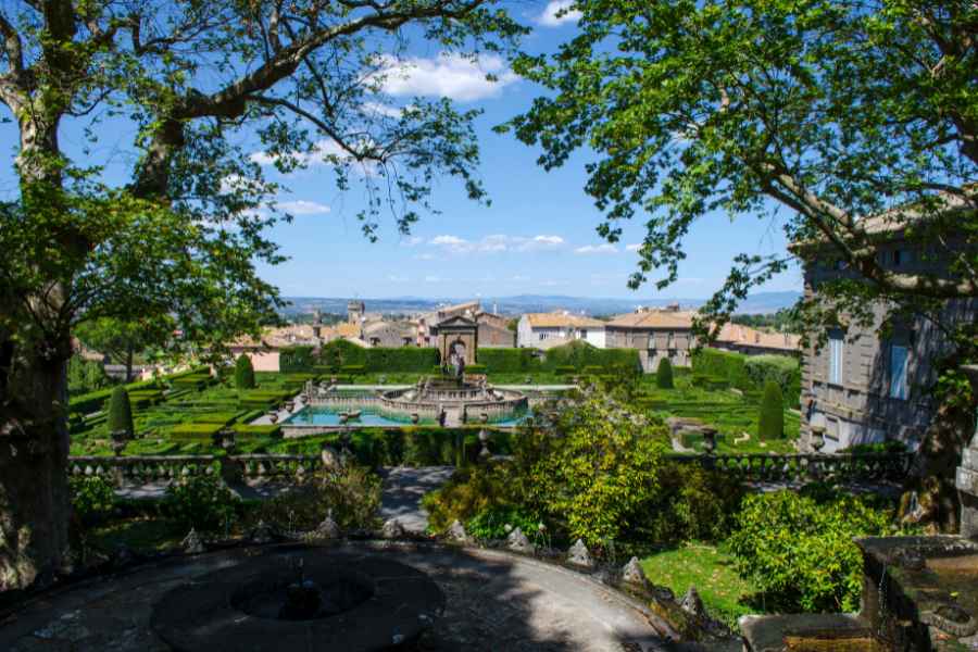 giardino di villa lante a bagnaia, con siepi geometriche e fontana centrale, visto da una terrazza tra gli alberi