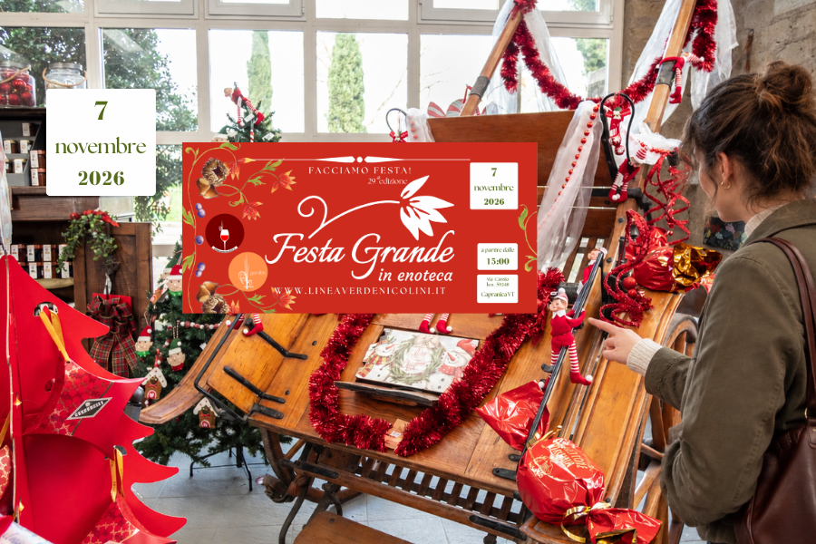 Invito alla Festa Grande in enoteca del 7 novembre 2026, tra decorazioni natalizie e una visitatrice a La Trinità.