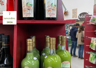 Bottiglie di liquori su uno scaffale bordeaux, con una giovane coppia di spalle sullo sfondo, accanto a un espositore di sementi
